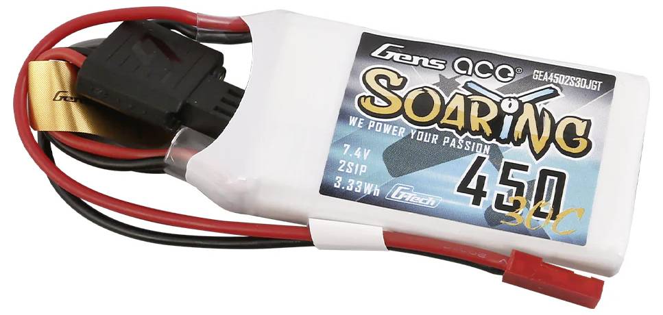 Egy fehér Gens Ace lítium-polimer akkumulátor, amelyen a 'Soaring 450' felirat szerepel, 7,4V feszültséggel és 450mAh kapacitással, kábelekkel ellátva.