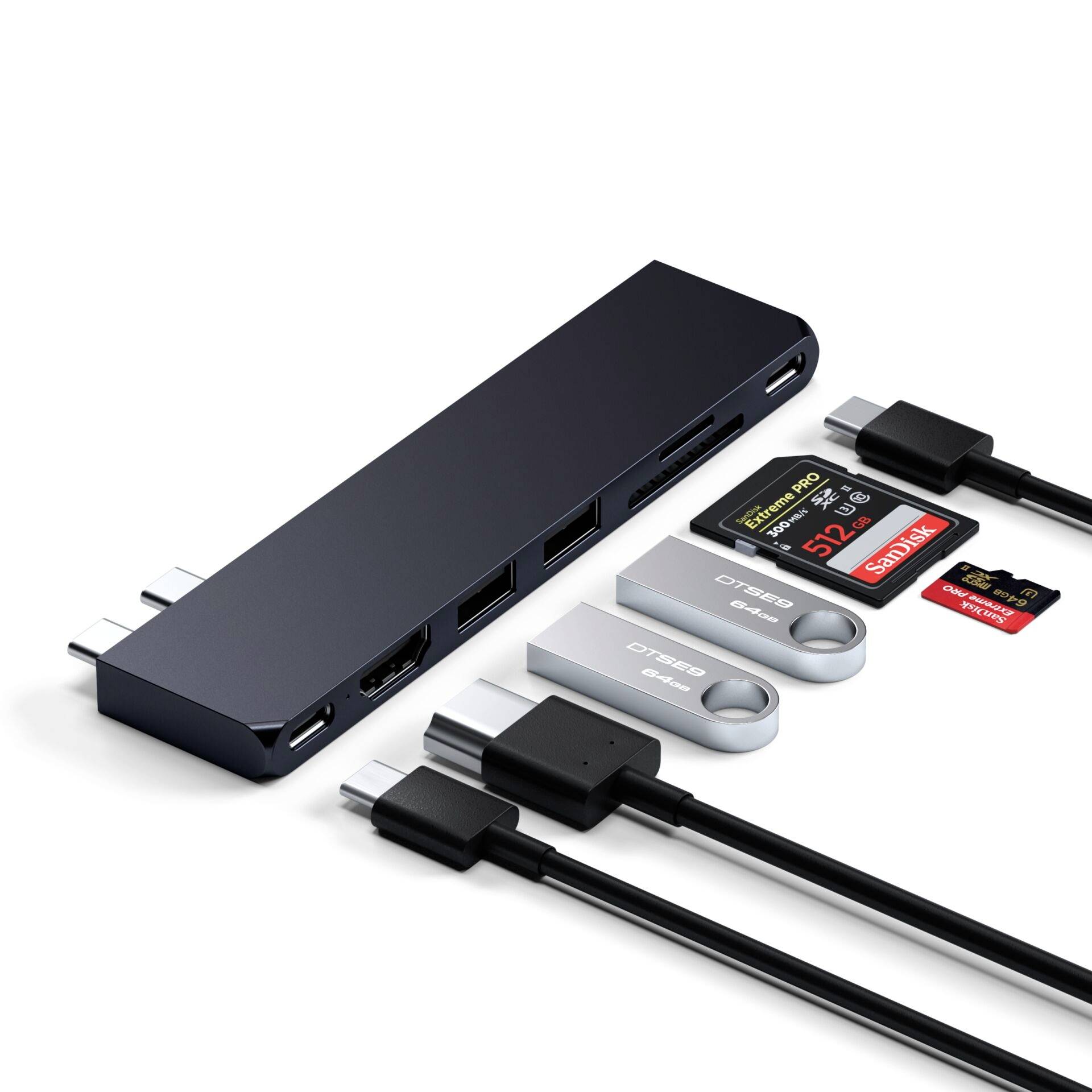 Egy többportos USB-C elosztó: HDMI, USB, SD-kártyaolvasó. Két pendrive és egy SD-kártya illusztrálásként.