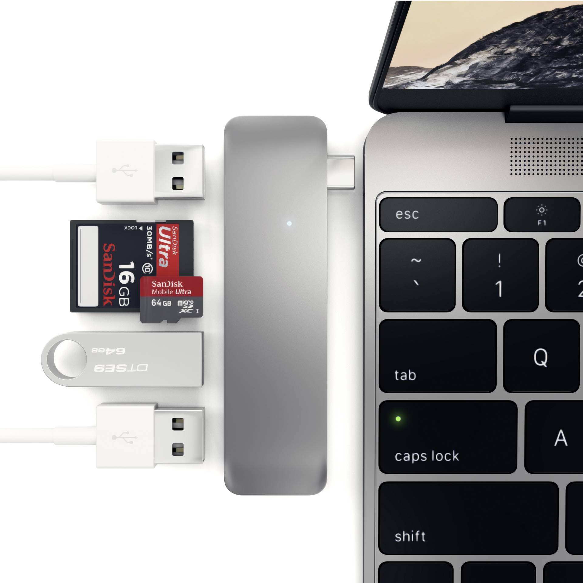 Egy laptop USB-eszközökkel csatlakoztatva egy USB-C dokkolón keresztül, amely különböző kártyaolvasókat és csatlakozókat tartalmaz a kibővített csatlakozási lehetőségekhez.