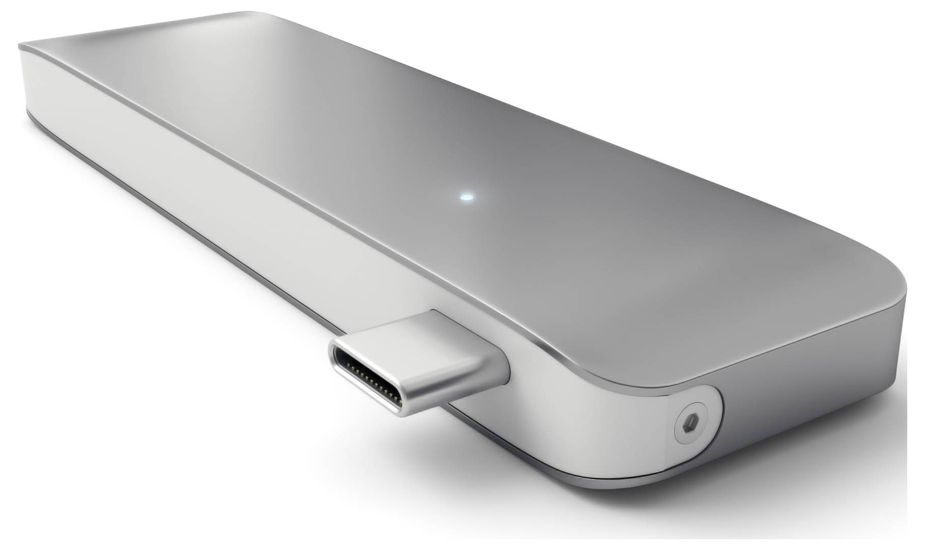 Egy ezüstszínű USB-C dokkoló eszköz karcsú, nyújtott dizájnnal. Különféle eszközök csatlakoztatására kínál lehetőséget.