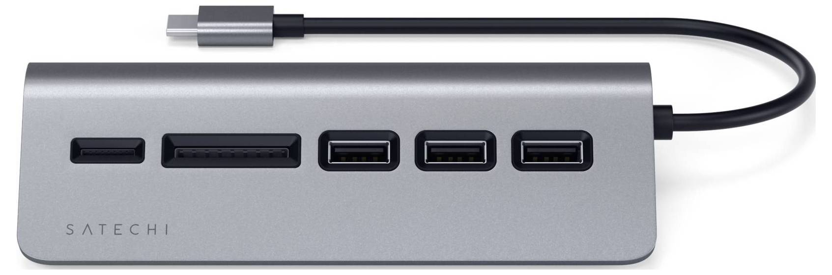 Egy szürke USB-C hub négy csatlakozóval: két USB-A, egy SD-kártyaolvasó és egy HDMI-port. A 'Satechi' márkanév balra elöl látható.