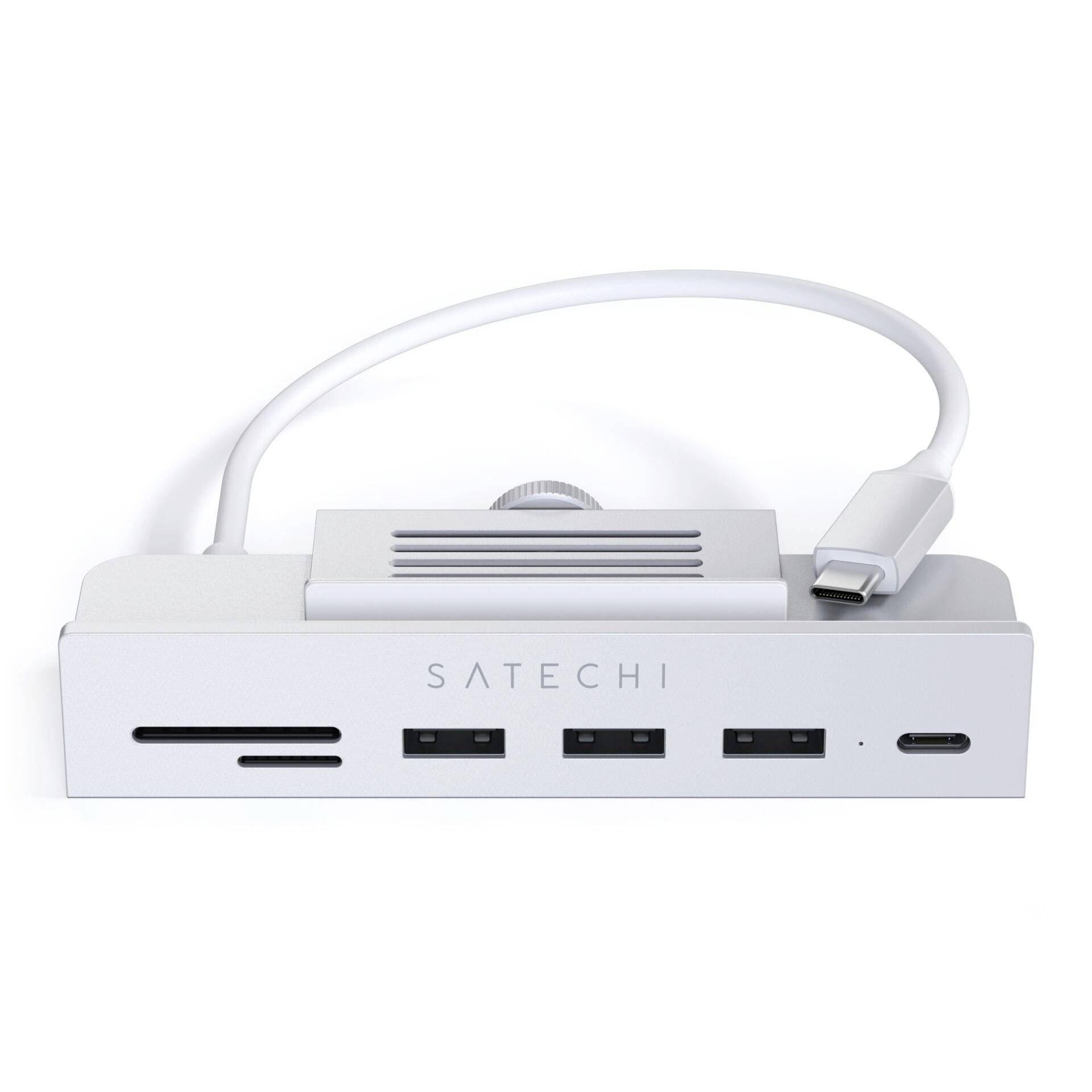Egy ezüstszínű Satechi USB-C dokkoló állomás több csatlakozóval: SD-kártyaolvasó, USB-A portok és töltőcsatlakozó.