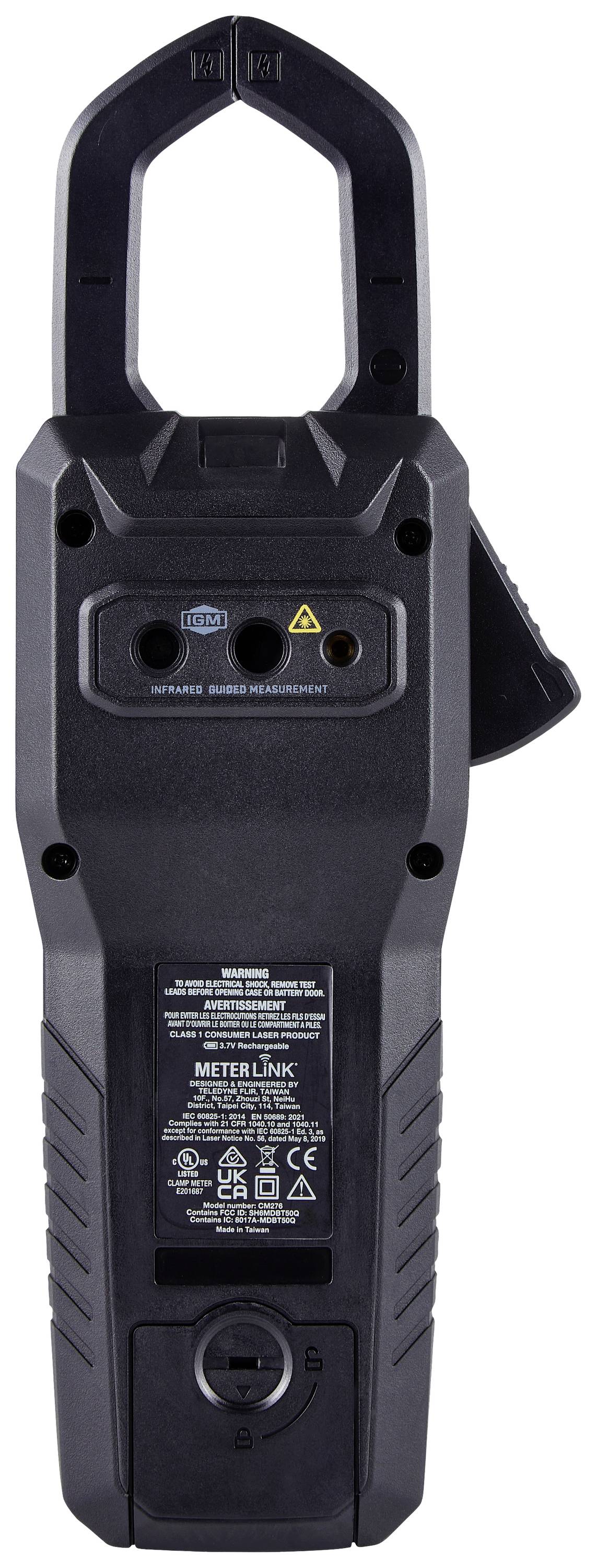 Egy elektronikus mérőkészülék hátulnézete, nyitott csatlakozóelemmel, több csatlakozóval és műszaki leírást tartalmazó címkékkel.