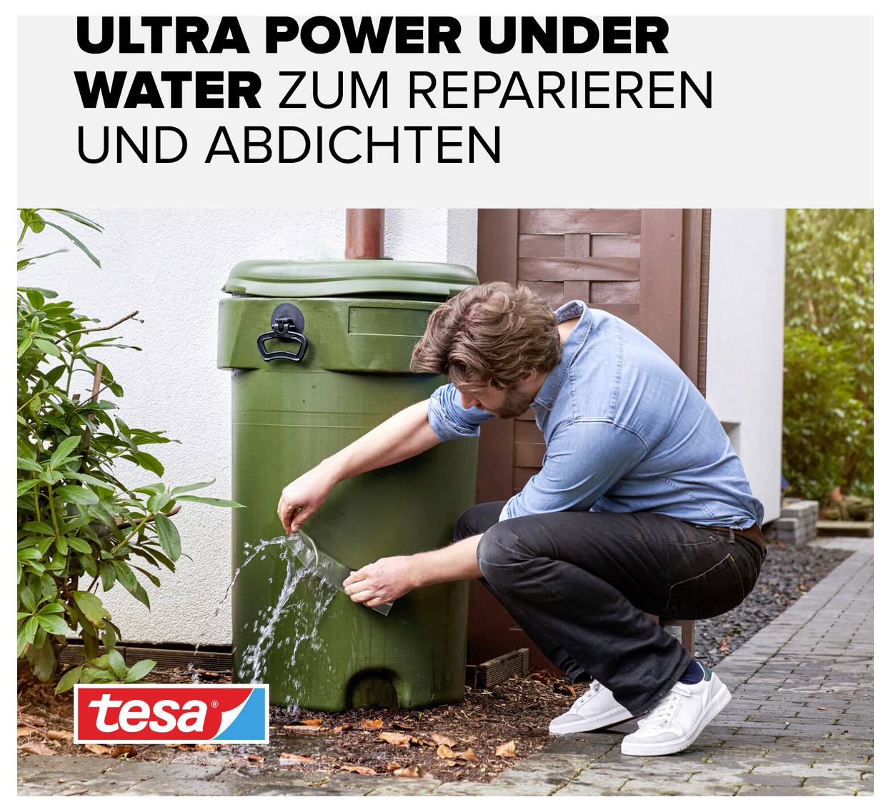 Egy férfi egy zöld hulladéktárolót javít Tesa ragasztószalaggal. Szöveg felül: 'Ultra Power Under Water - Javításhoz és tömítéshez'