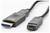 Egy DisplayPort–HDMI kábel adapter, amelyen bal oldalon egy DP-csatlakozó, jobb oldalon pedig egy HDMI-csatlakozó látható.