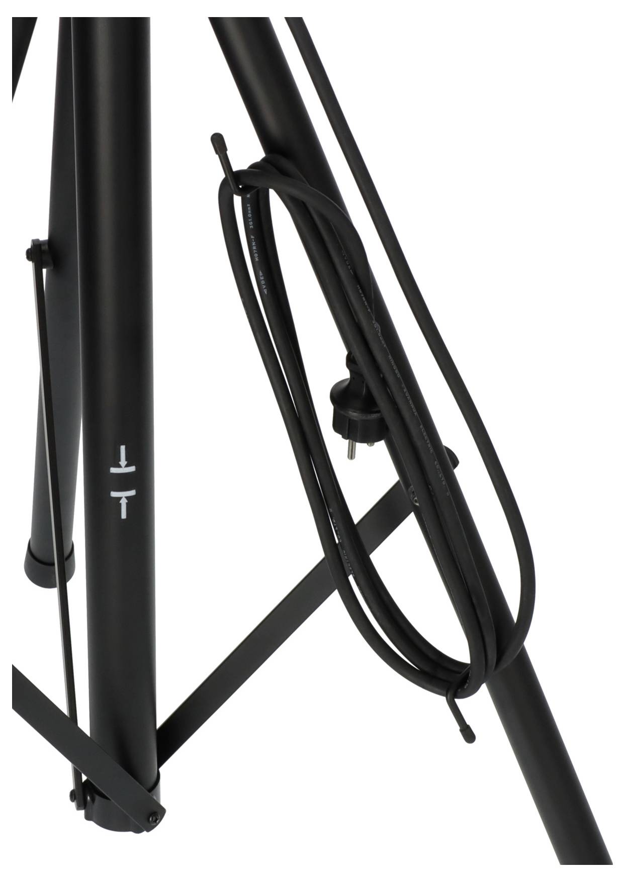Fekete állványláb vagy tripod-láb közelkép, tekercses tápkabellel és kábelvezető klippel fehér háttéren.