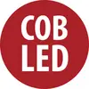 Piros kör alakú tábla, amely félkövér fehér szöveggel a "COB LED" feliratot tartalmazza.