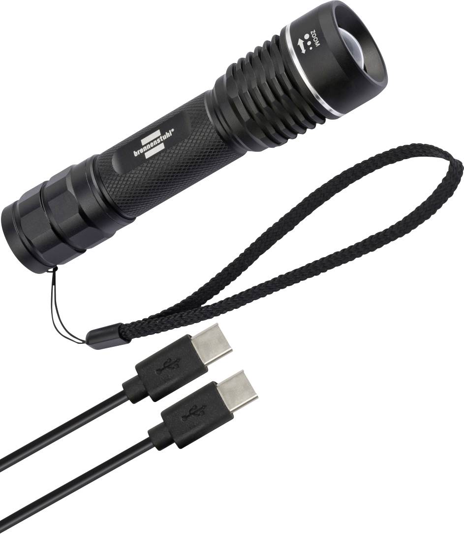 Fekete zseblámpa csuklópánttal és két USB-C töltőkábellel fehér háttéren.