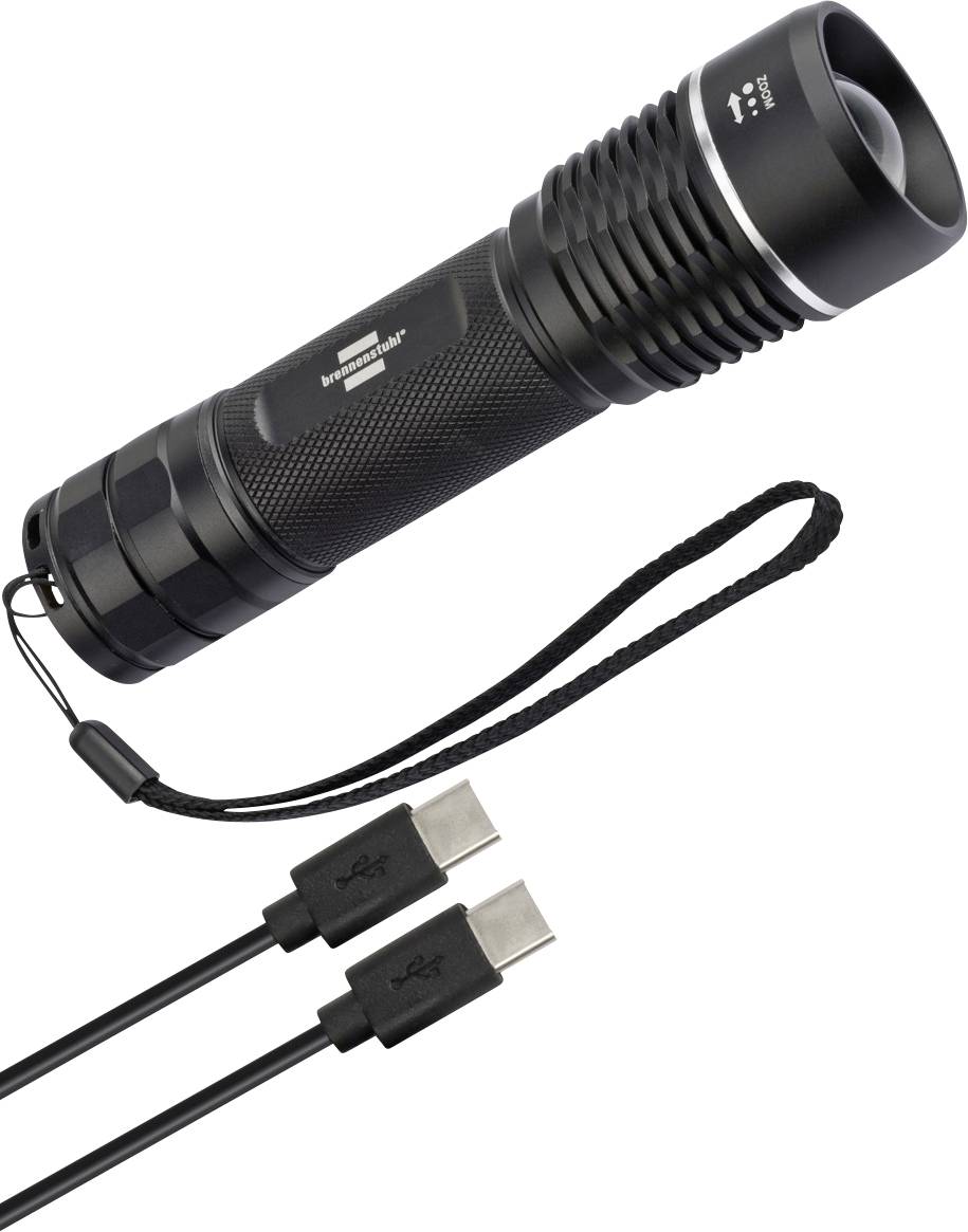 Fekete kézi zseblámpa csuklópánttal, két USB-C töltőkábellel bemutatva.