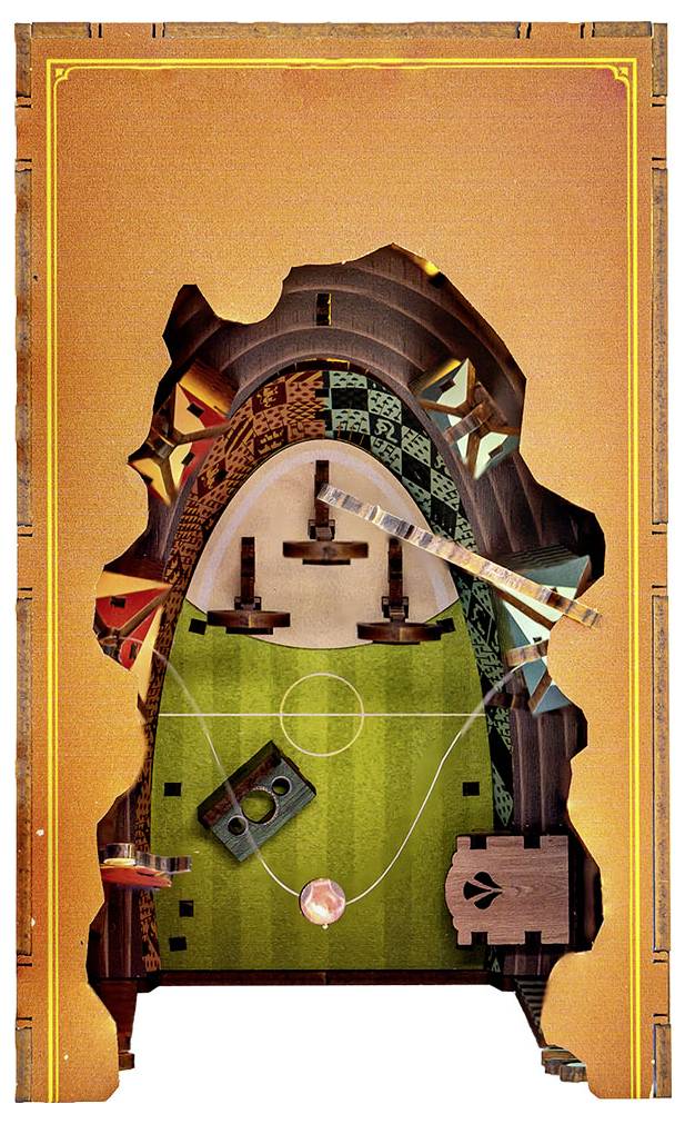 Egy művészien megalkotott focipálya szürreális tájba ágyazva. A labda középen fekszik a pályán. Dekoratív elemek veszik körül a jelenetet.