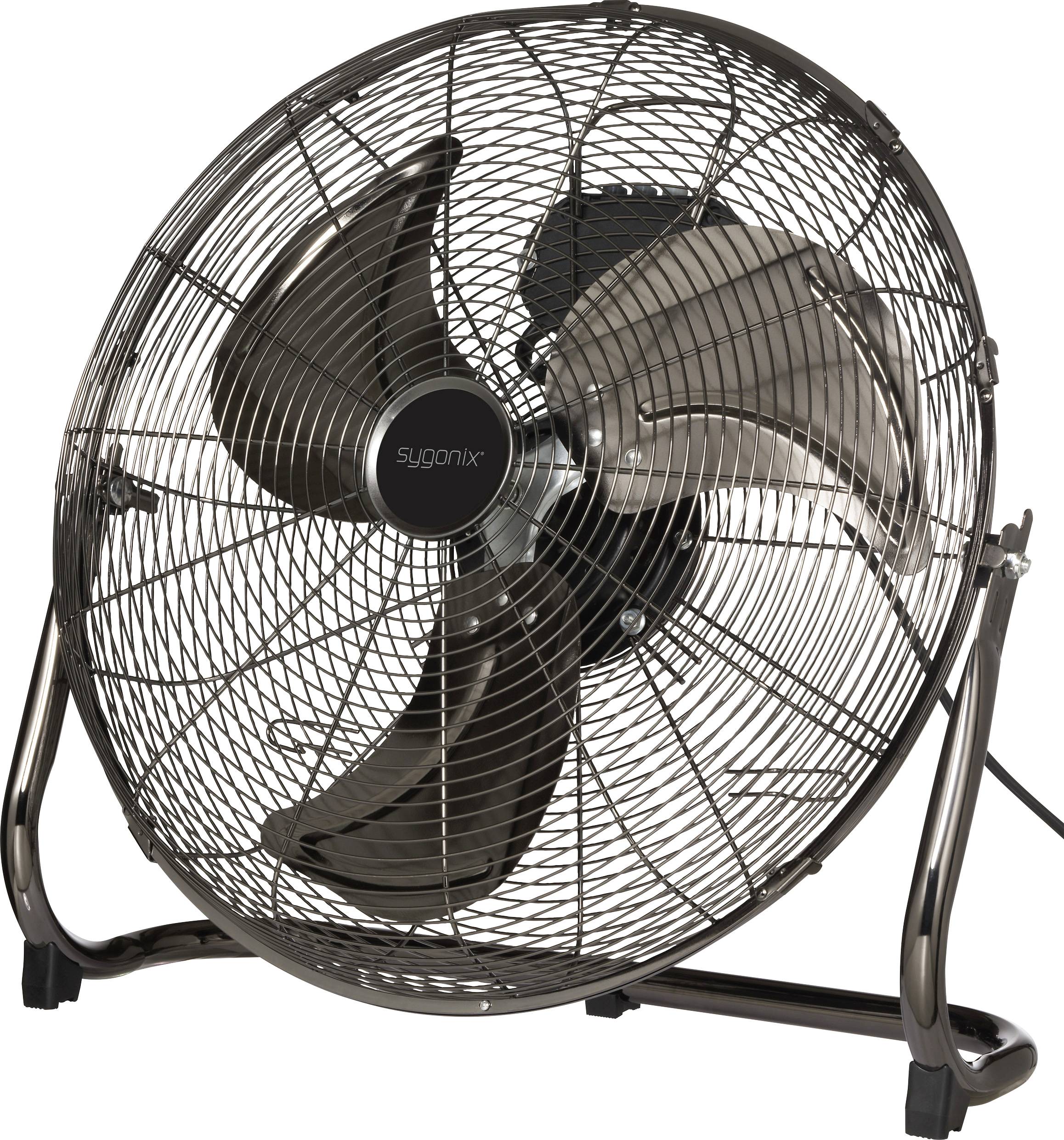 Egy fekete álló ventilátor három lapáttal, védő fémrácsban, áramkábelre csatlakoztatva.
