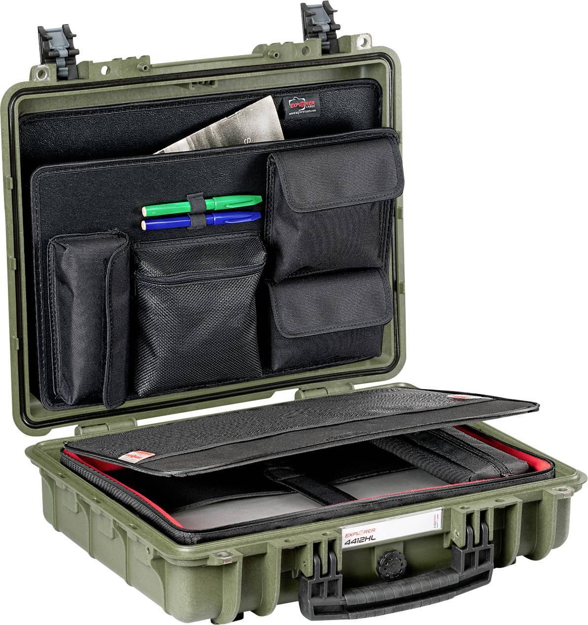 Kinyitott zöld kemény héjú bőrönd több belső rekesszel, tollakkal és egy táblagéppel megpakolva.