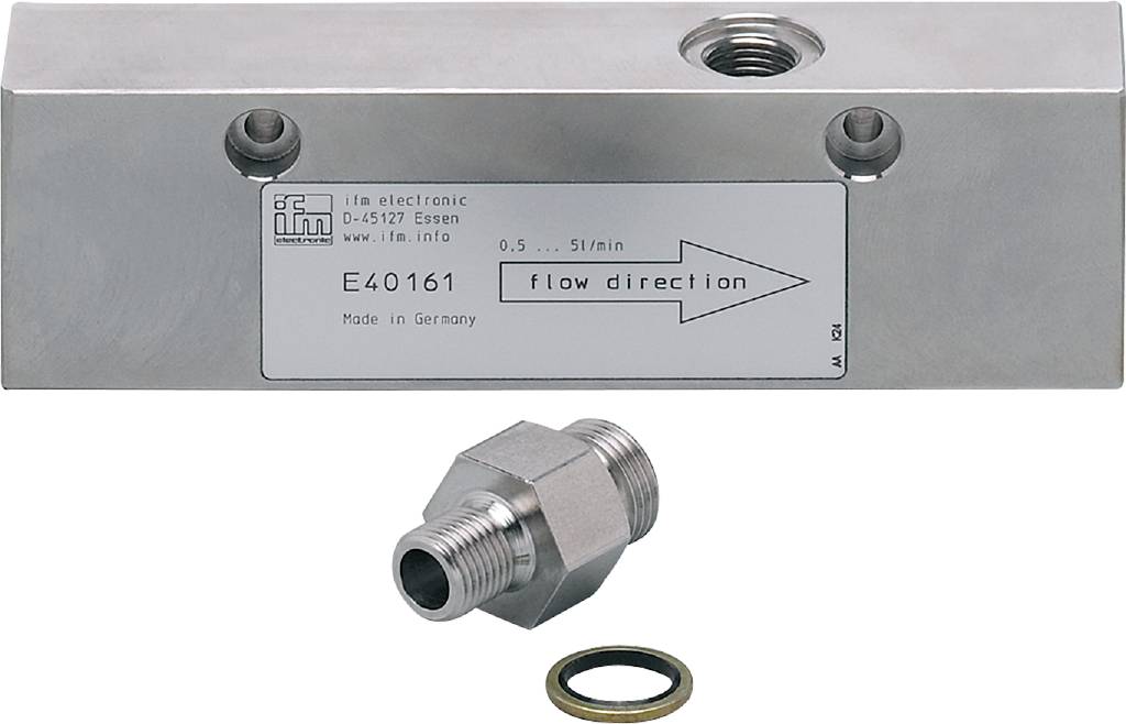 ifm electronic ipari érzékelő, E40161 modell, áramlásméréséhez. A nyíl 0,5-től 5 l/perc-ig mutatja az áramlás irányát.