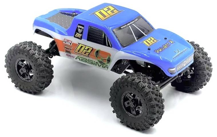 Egy kék távirányítós terepjáró monster truck, amelynek a motorházán a '02' szám látható. Nagy kerekei és robusztus felépítése szembetűnő.