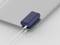 Egy powerbank egy kábel segítségével tölti a laptopot. A powerbank a laptopon fekszik, és mutatja működési jelzőfényeit.