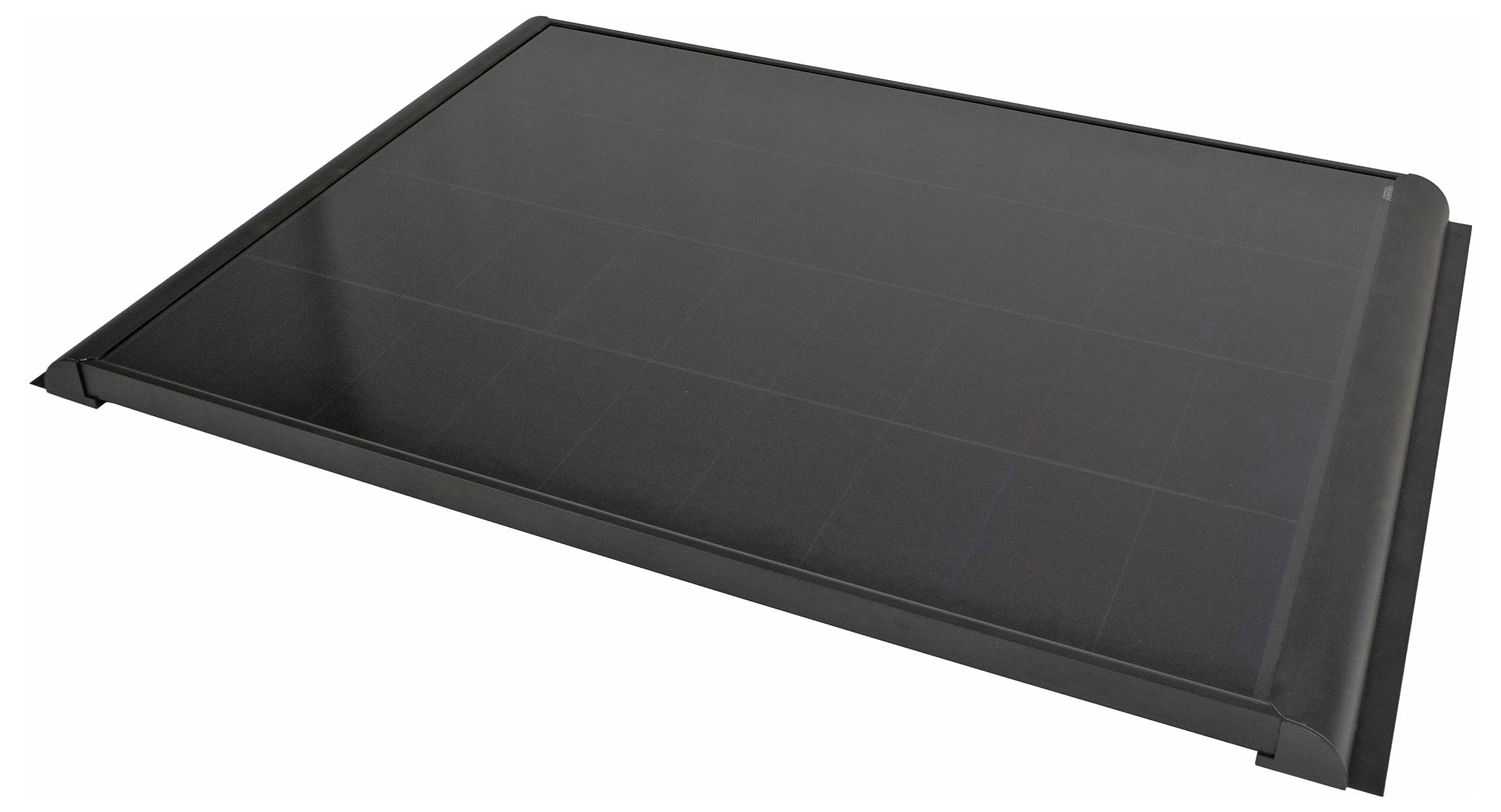 Fekete, téglalap alakú napelem, lapos kivitelben, tetőre történő telepítésre, napenergia előállítása céljából.