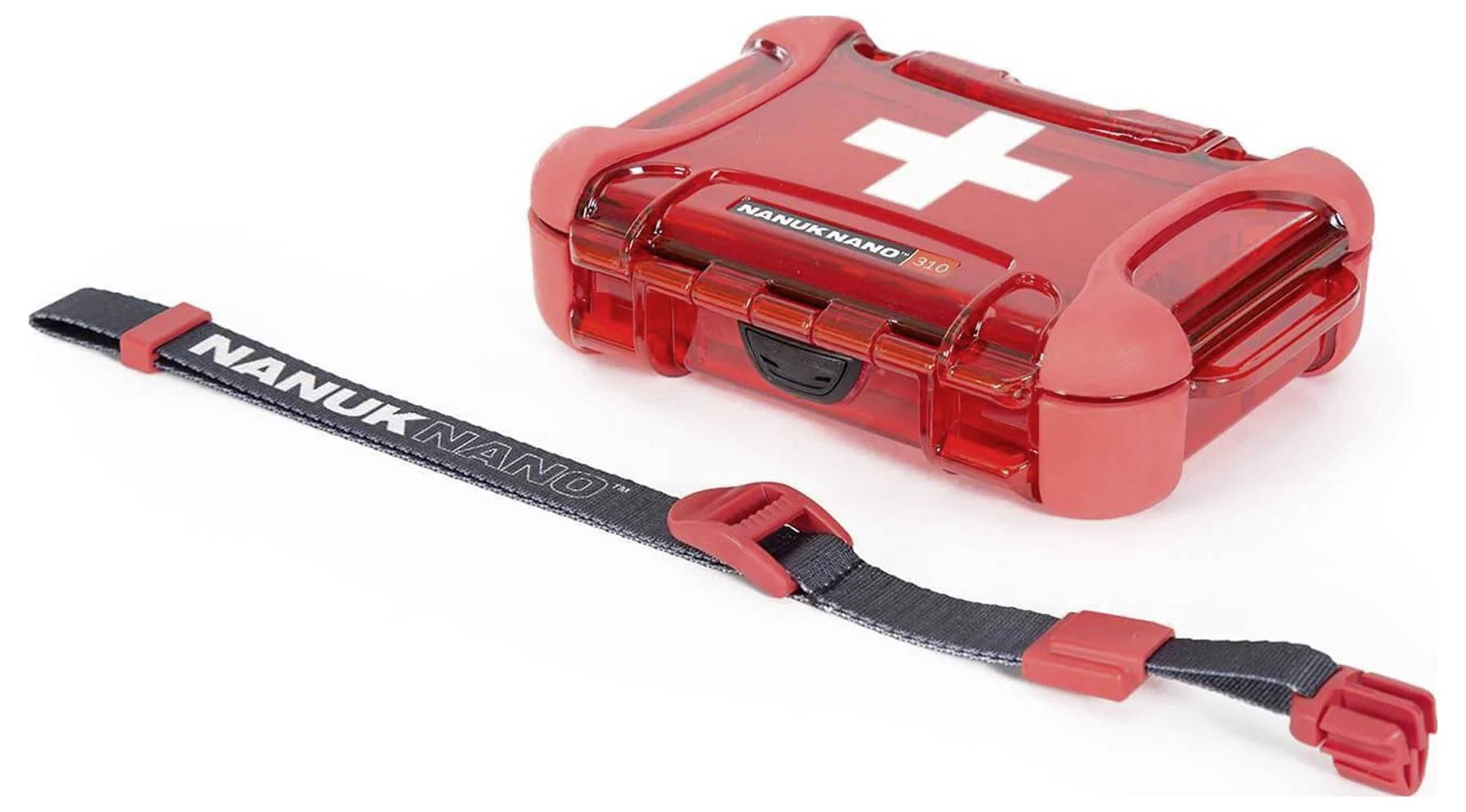 Piros elsősegély doboz fehér kereszttel és levehető biztonsági szíjjal.