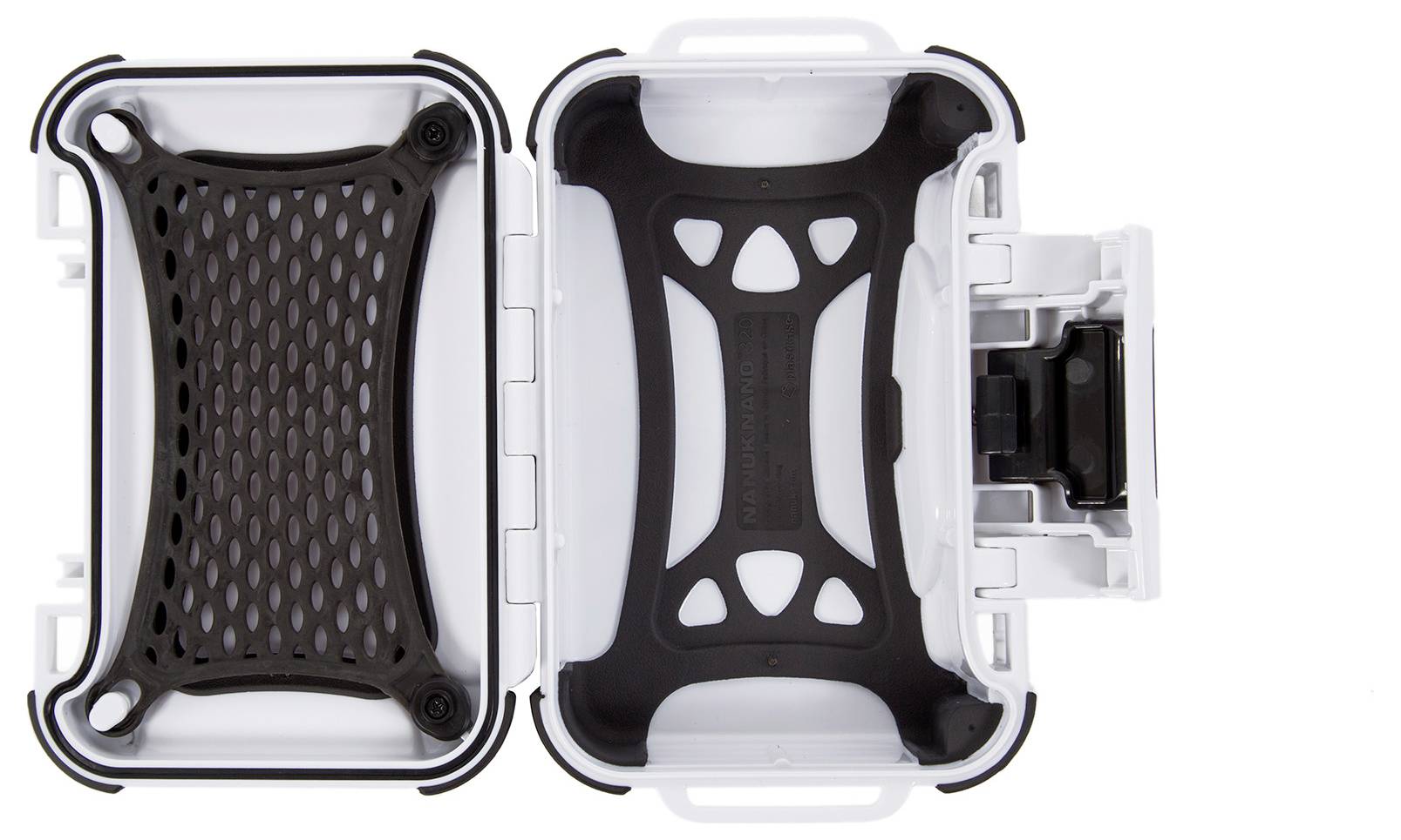 Fekete rácsbetétes, nyitott, téglalap alakú műanyag doboz, amely alkalmas kisméretű tárgyak biztonságos tárolására.