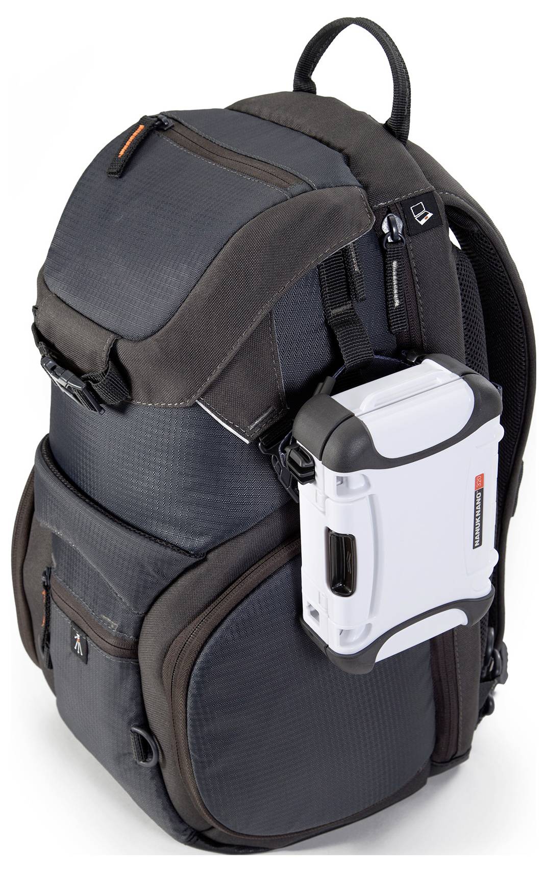 Egy szürke hátizsák több zsebbel és az oldalán rögzített fehér eszközzel. Tökéletes szabadtéri tevékenységekhez vagy utazásokhoz.