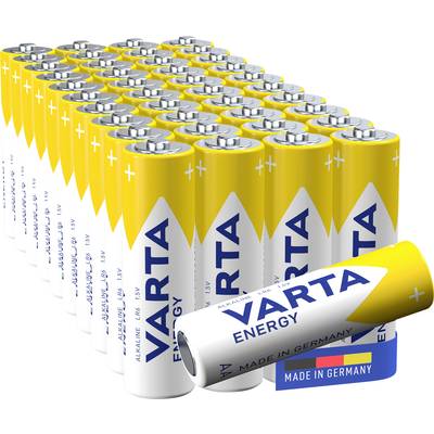 'VARTA Energy'-alkáli elemek sárga-fehér színben, sorba rendezve, 'MADE IN GERMANY' felirattal. 48 darab áll szoros sorokban.