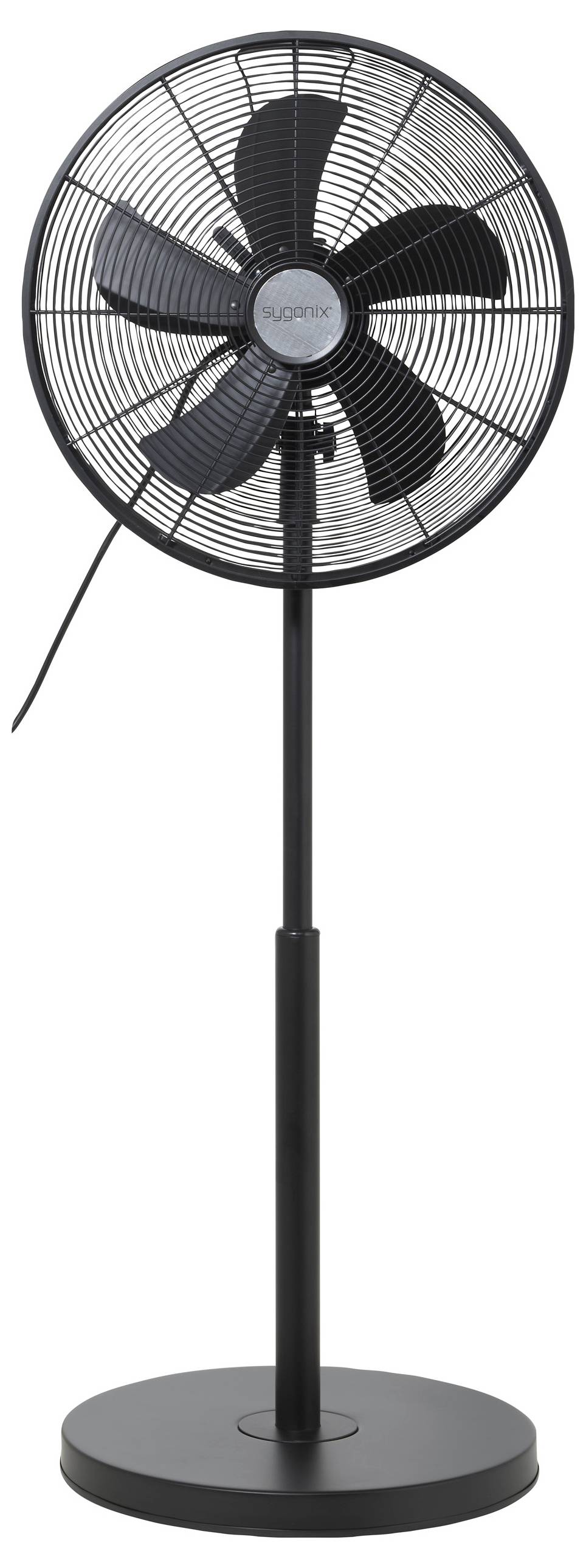 Egy fekete álló ventilátor négy lapáttal és állítható tartóval egy kerek talapzaton áll.
