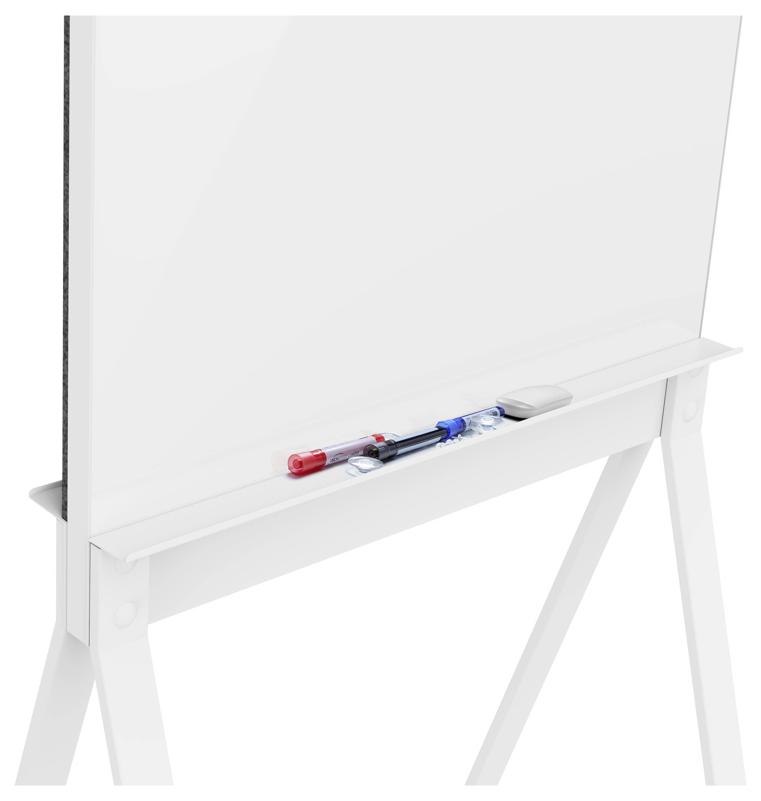Egy fehér írófelületű flipchart, amelyen egy piros és egy kék marker, valamint egy szivacs fekszik a tartón.
