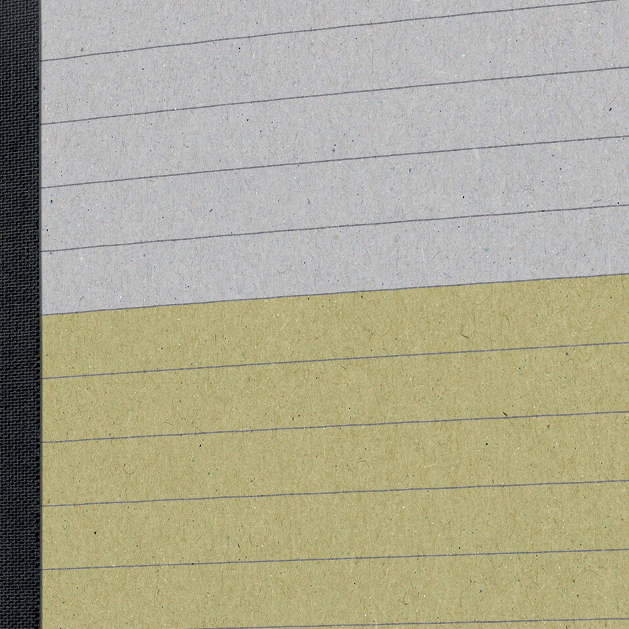 Vonalas füzet fekete borítóval, felső fele szürke, alsó fele bézs színben.