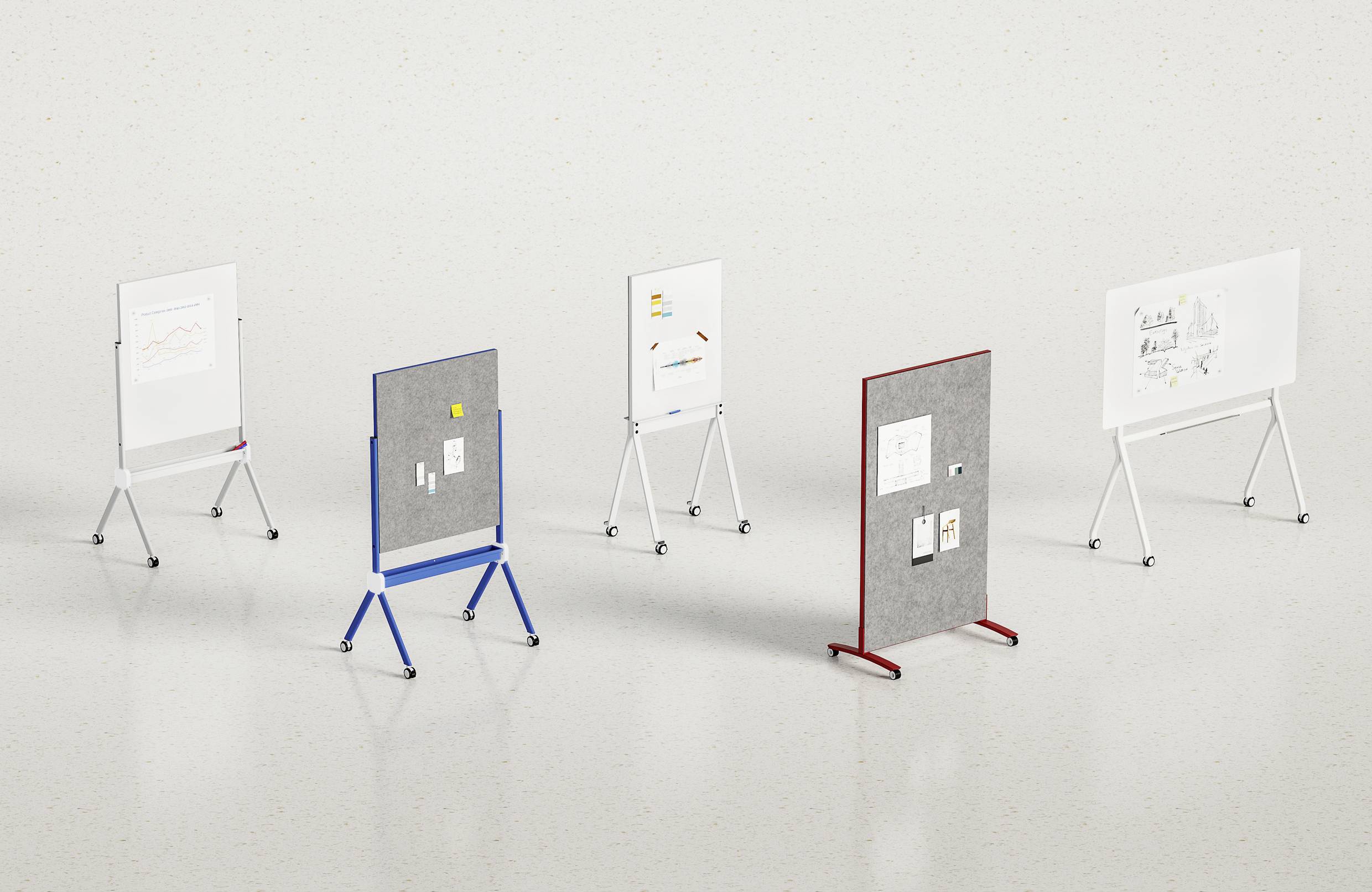 Öt mobil tábla különböző színekben és anyagokban áll egy sima padlón. Rajzokat és feljegyzéseket mutatnak.