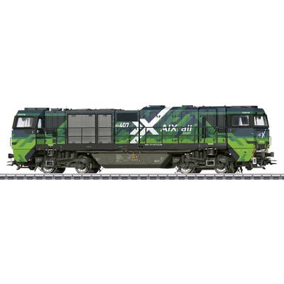 Zöld és fekete mozdony egy sínpályán, az 'AI Xrail Corp.' felirattal, modern stílusban megjelenítve.