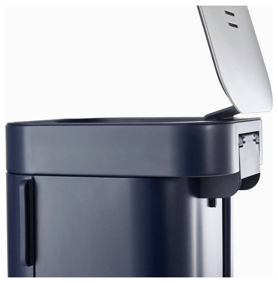 Egy félig nyitott, modern, sötétkék, téglalap alakú szemetes, rozsdamentes acél fedéllel.