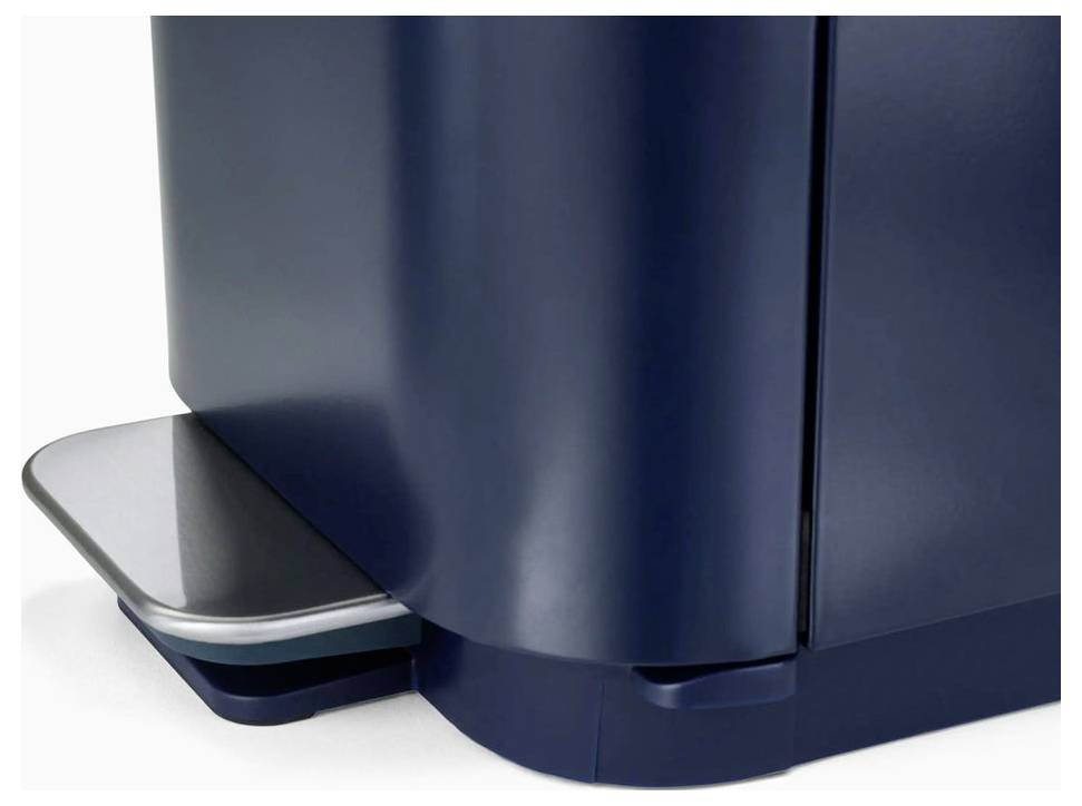 Sötétkék szemetes, ezüst lábpedállal a fedél kinyitásához.