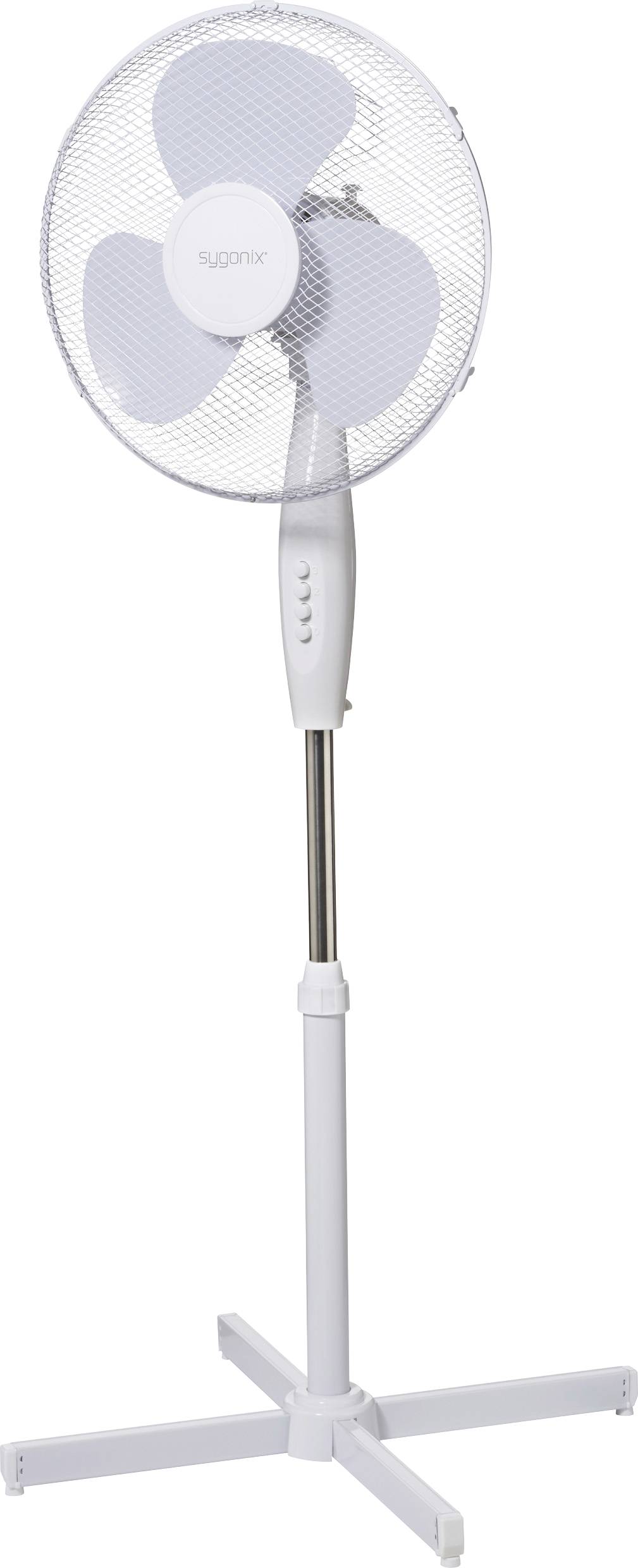 Egy fehér álló ventilátor három lapáttal, kereszt alakú talapzaton, beltéri szellőztetésre alkalmas.
