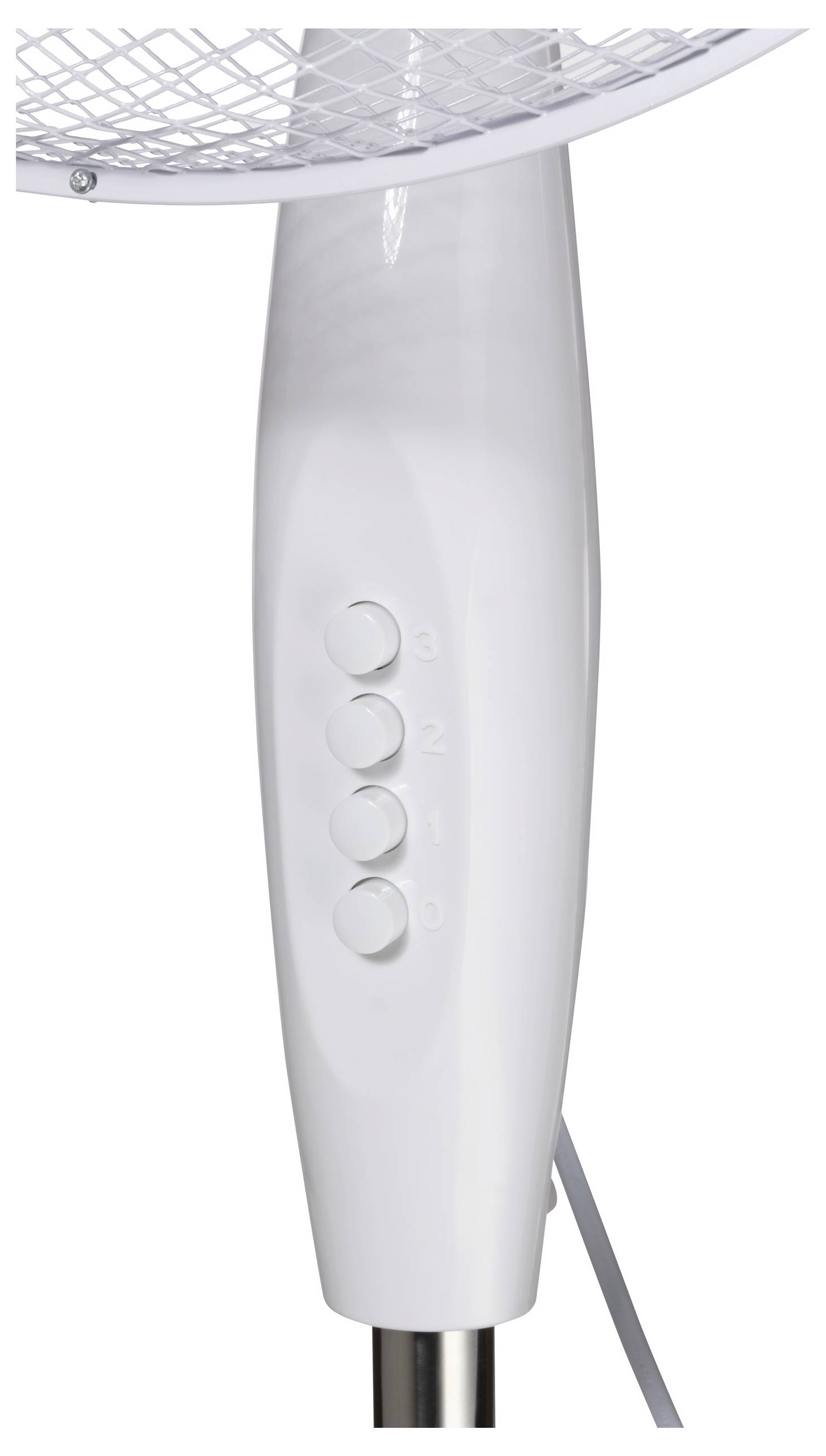 Egy fehér álló ventilátor részlete, amelynek rúdján öt gomb található a sebesség szabályozásához.