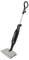 Egy egyenes álló gőztisztító, ergonomikus fogantyúval, fekete színben, négyszögletes mikroszálas párnával. Alkalmas padlótisztításra.