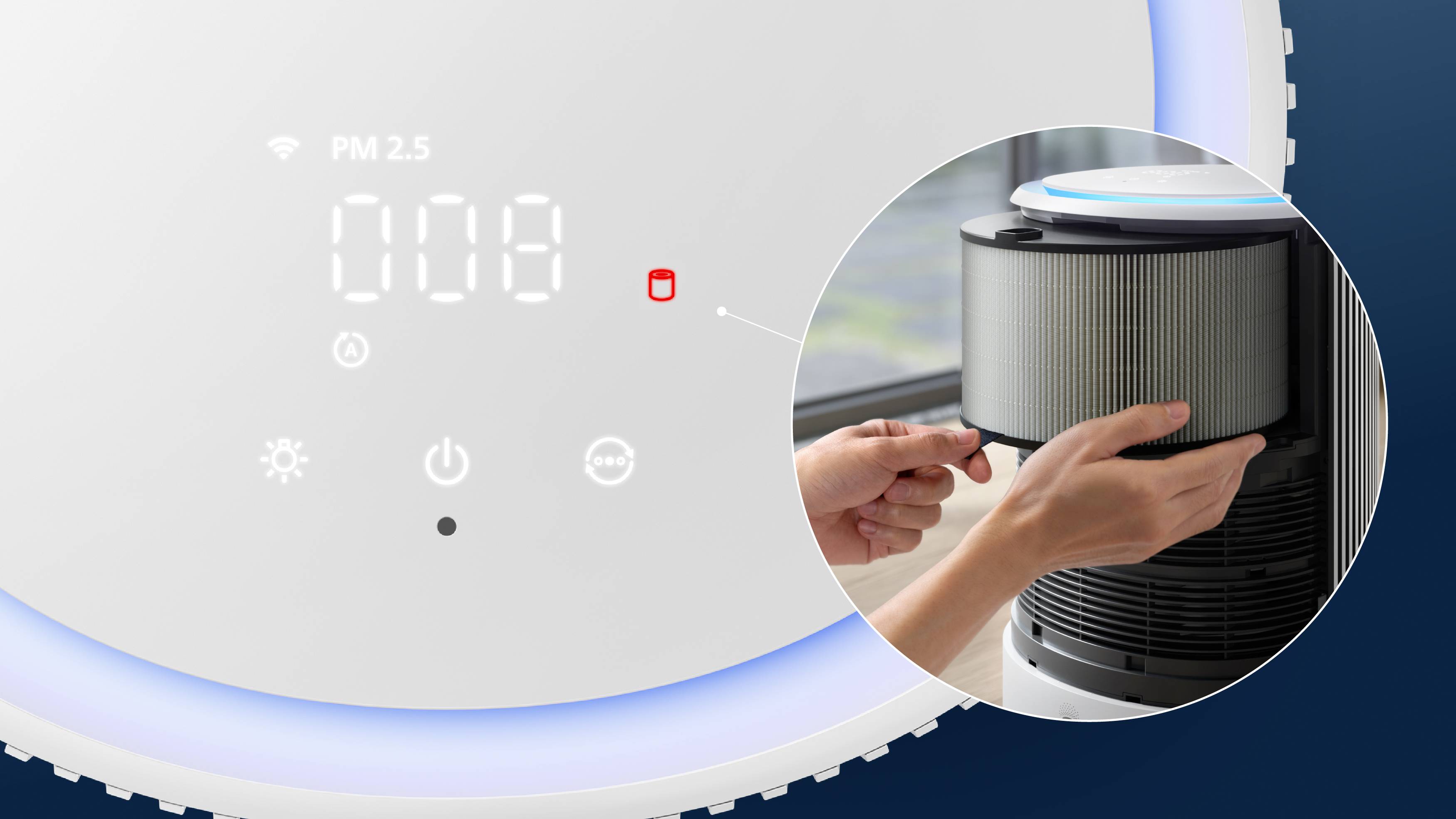 Légtisztító digitális kijelzővel, amely a PM 2,5 értéket mutatja '008' szinten. Részletfelvétel mutatja a kezeket a szűrő cseréje közben.