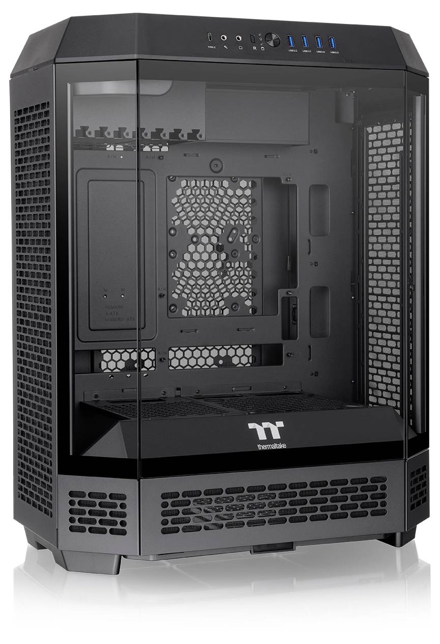 Fekete számítógépház átlátszó oldallapokkal, látható szellőzőnyílásokkal és több csatlakozási lehetőséggel felül.