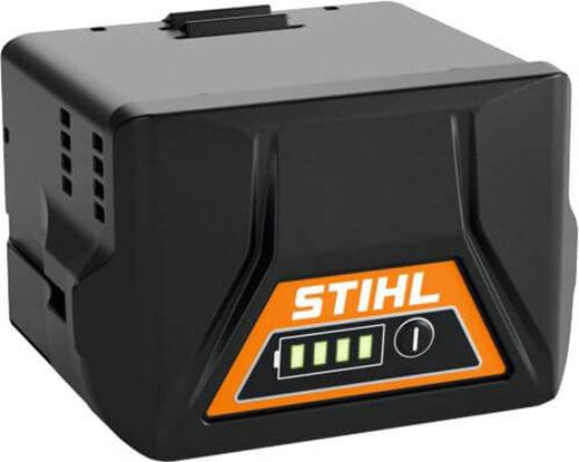 Fekete STIHL akkumulátor narancssárga logóval az elején és négy zöld töltésjelző lámpa mutatja a töltöttségi állapotot.