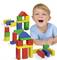 Egy gyerek nevet és játszik színes faépítőkockákkal, amelyek különböző alakzatokat formálnak, mint például kockák és háromszögek.