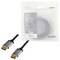 Egy 5 méter hosszú HDMI-kábel, előtérben két HDMI-csatlakozóval. A háttérben a termék csomagolása, rajta termékadatokkal és a cég logójával.