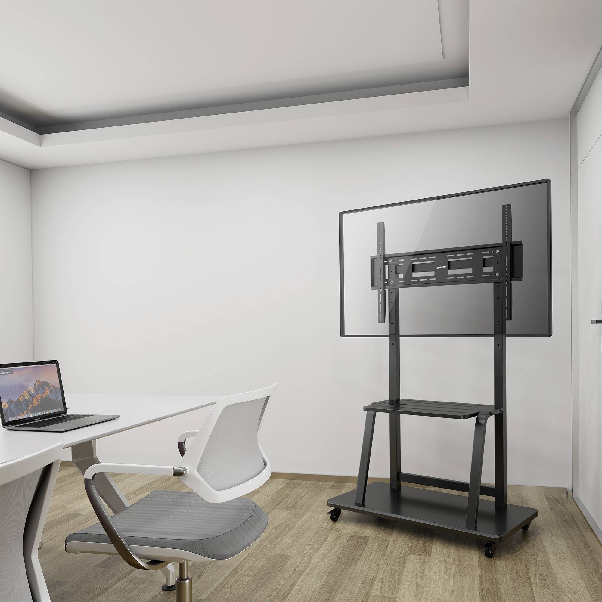 Egy modern irodai munkahely fehér asztallal, fehér székkel és egy nagy képernyővel, amely egy fekete állványra van szerelve.