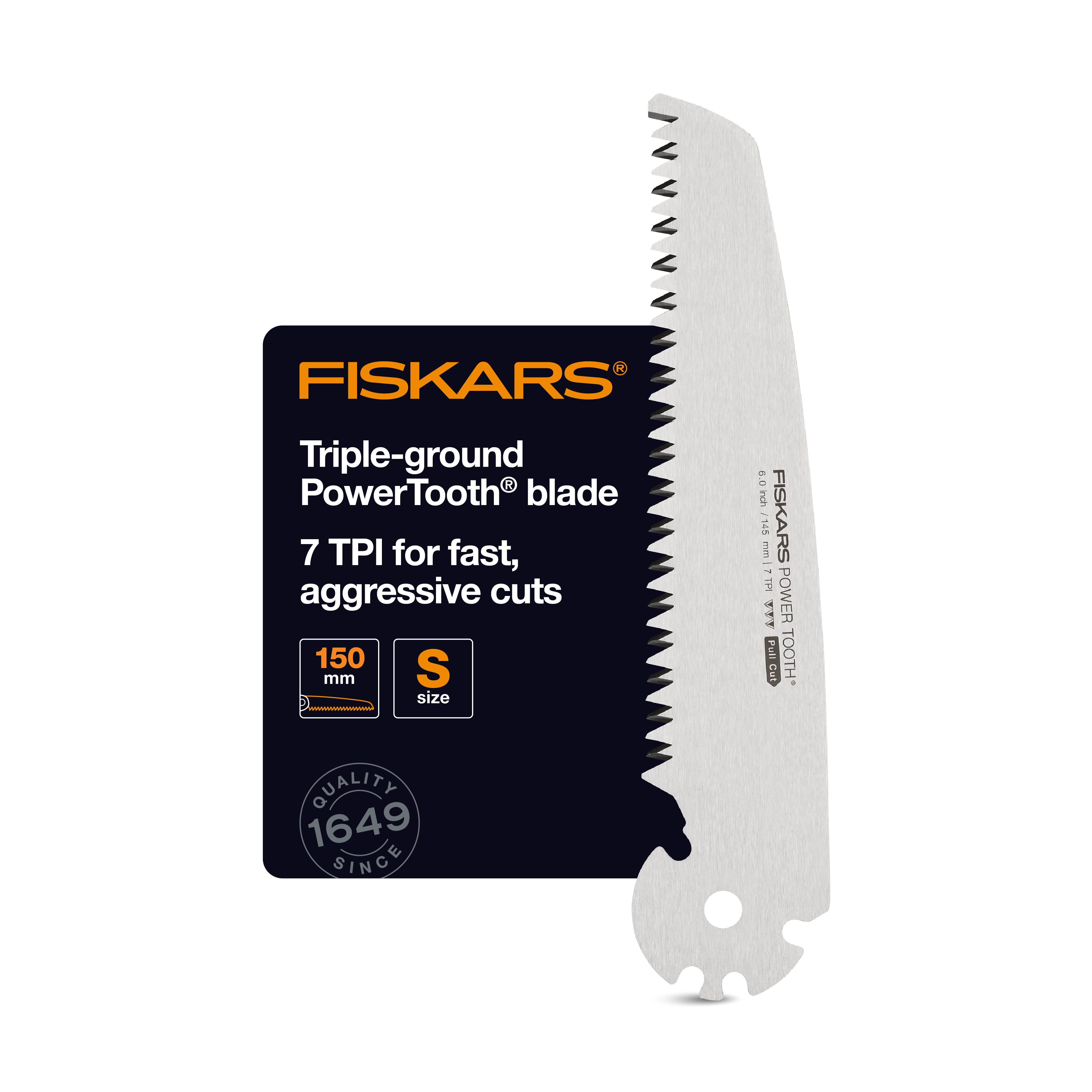 Fiskars ágfűrész pengéje, Triple-ground PowerTooth, 150 mm hosszú, 7 TPI, S méret, agresszív vágóéllel.