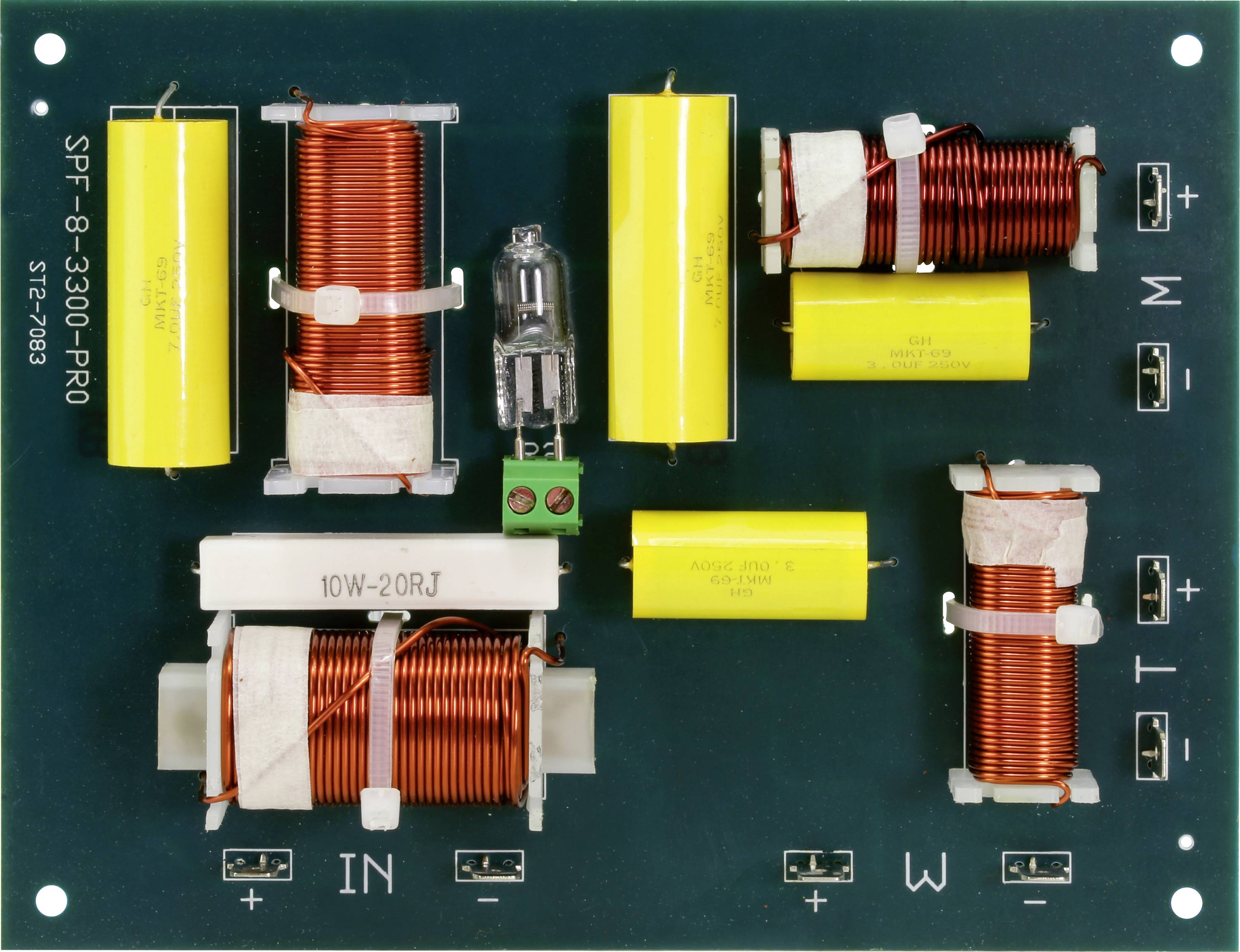 Nyomtatott áramkör réztekercsekkel és sárga kondenzátorokkal; a '10W-2ΩRJ' felirattal; elektronikus jelfeldolgozásra szolgál.