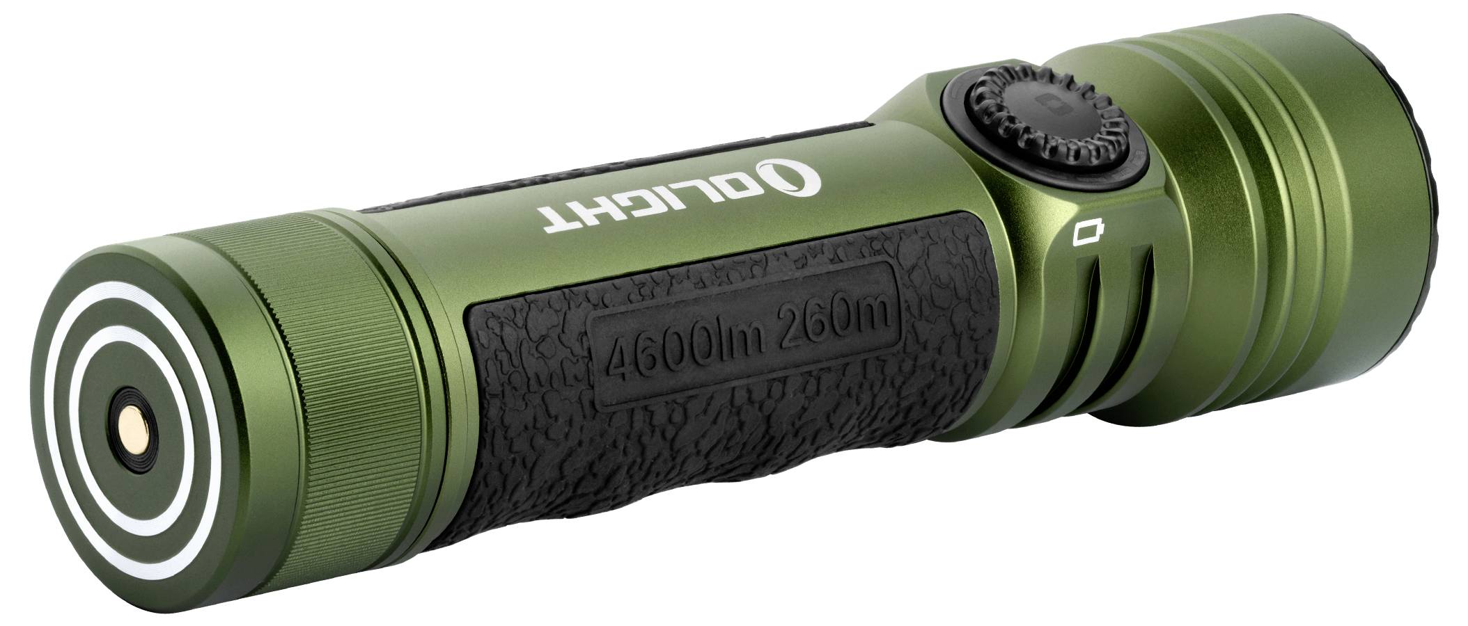 Egy zöld Olight típusú zseblámpa fekszik az oldalán, amelynek az oldalán '4600lm 260m' felirat látható.