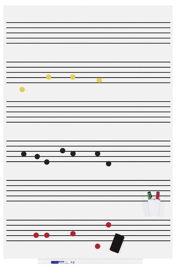 Egy fehér tábla kottavonalakkal, rajta mágneses kották sárga, fekete és piros színben. Lent jelölőtollak és egy szivacs.