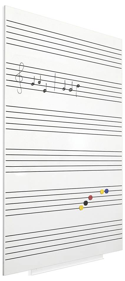 Fehér mágnestábla kottavonalakkal. Felül fekete filctollal rajzolt hangjegyek vannak. Alul színes mágnesek találhatók.