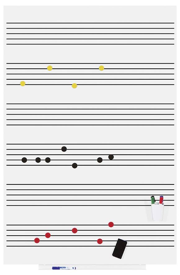 Fekete vízszintes vonalak különböző színű mágnesekkel egy fehér táblán. Lent egy tolltartó markerekkel.