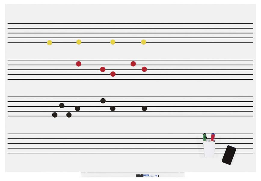 Egy whiteboard öt hangjegyvonallal. Piros, sárga és fekete mágneses golyók különböző vonalakon. Lent jobbra egy tolltartó markerekkel.