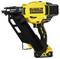 Egy sárga-fekete, akkumulátoros szögbelövő DEWALT típus, 16V XR Brushless modell, tárral ellátott szögfejező készülék.