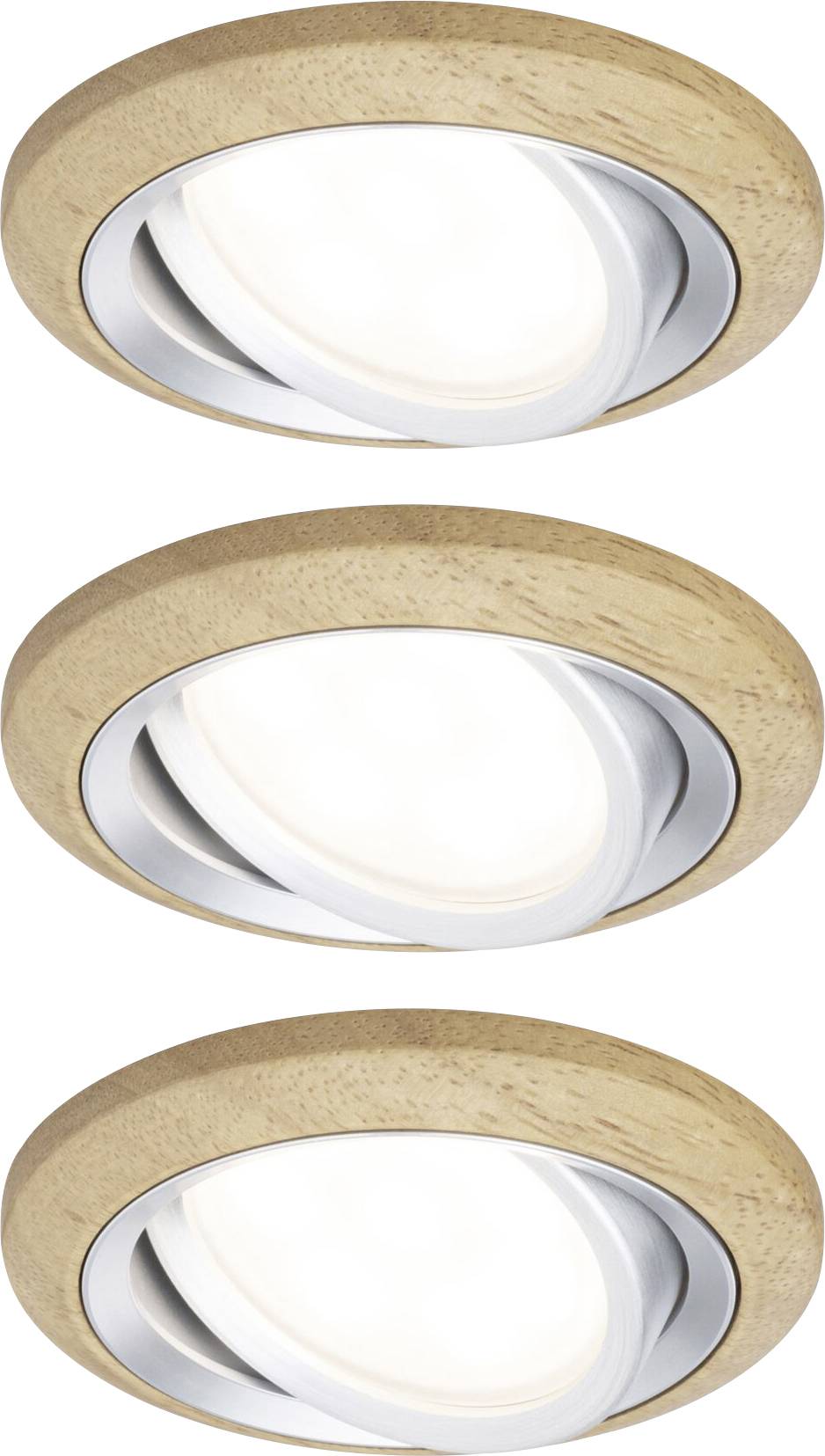 Három kerek beépíthető spotlámpa fa kerettel és matt ezüst felülettel, fényesen világítva. Tökéletes modern világítási koncepciókhoz.