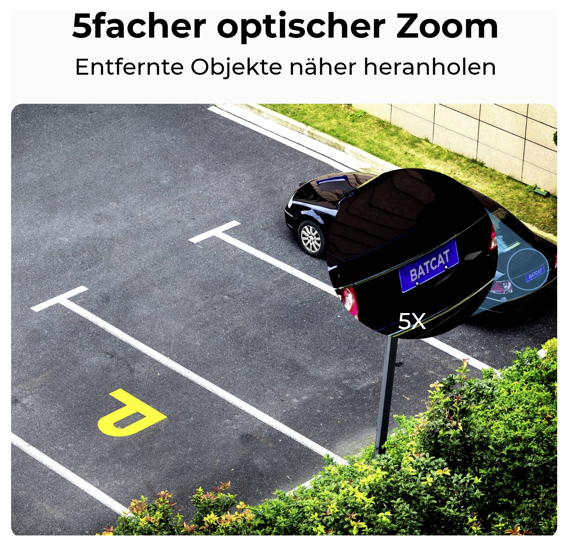 5-szörös optikai zoom. Távoli objektumok közelebb hozása.' Közelről felvett kép egy parkolóterületről, amely egy autó rendszámtábláját emeli ki.